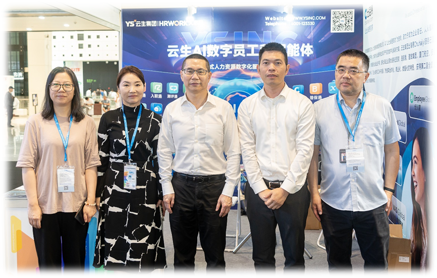 上海市人力资源和社会保障局党组成员、副局长李炜莅临上交会嘉乐盈科技展位指导工作